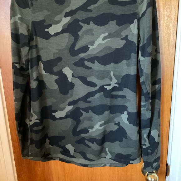 Old Navy Active Ultralite Go Dry Camo Top Sz S Thumb Holes Long Sleeve - Picture 3 of 10